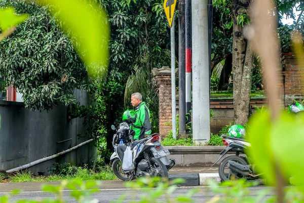 Gianyar City Park Bali Indonesië Februari 2021 Online Motortaxi Activiteiten — Stockfoto