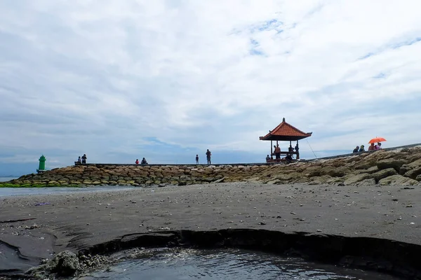 Sanur Plajı, Bali, Endonezya (20 Şubat 2021): Sanur plajının atmosferi, dinlenmek ve güneşin doğuşunu izlemek için gelen insanların faaliyetleriyle dolu.