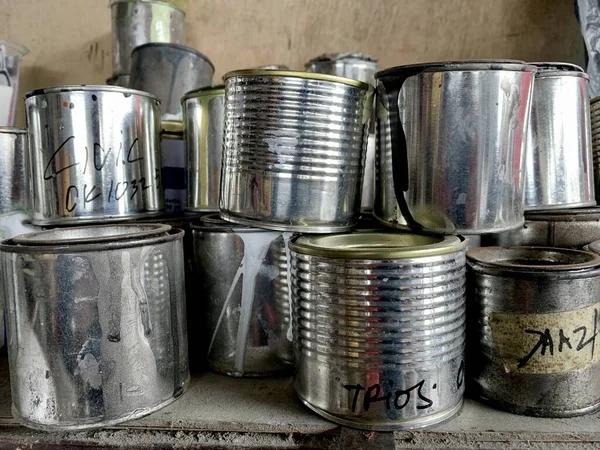 Bir yığın eski boya kutusu.