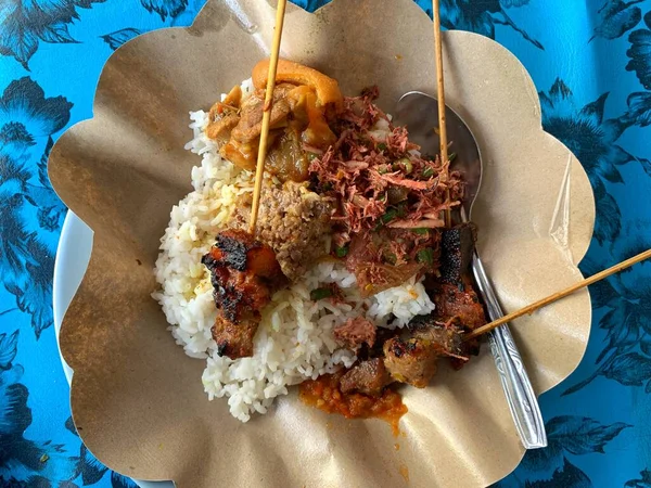 Geleneksel Bali yemekleri, pirinç, Bali sebzeleri, domuz eti ve domuz eti. Bali 'de buna 