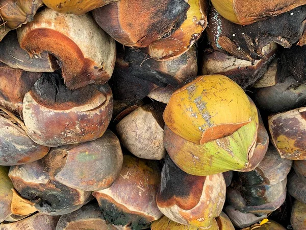 Sisa Cangkang Kelapa Digunakan Sebagai Bahan Bakar Untuk Memanggang Juga — Stok Foto