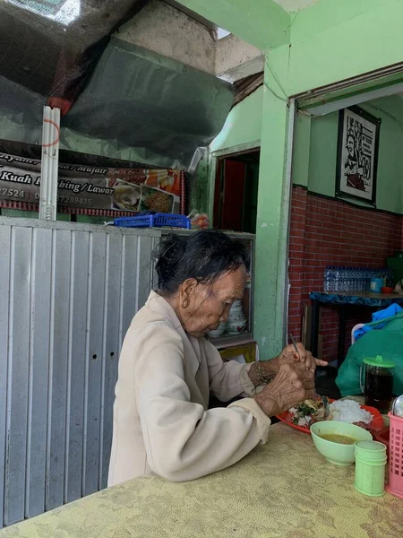 Denpasar, Bali, Endonezya (23 Şubat 2021): Yerel bir Bali gıda standında öğle yemeği yiyen orta yaşlı kadınlar.