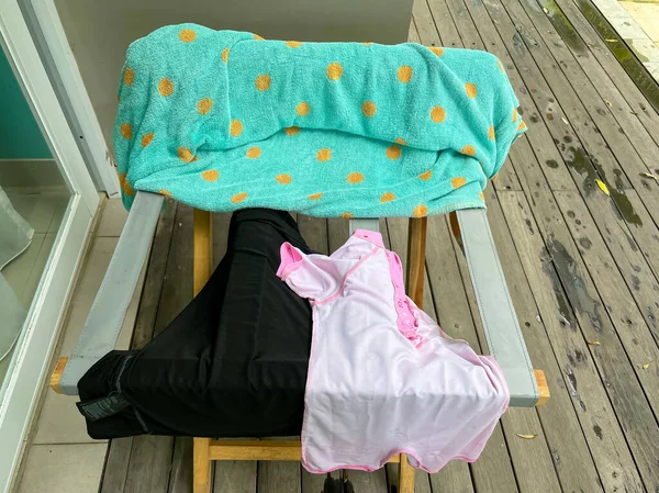 Havlular ve mayolar ahşap bir çamaşır ipinde kurutulur.