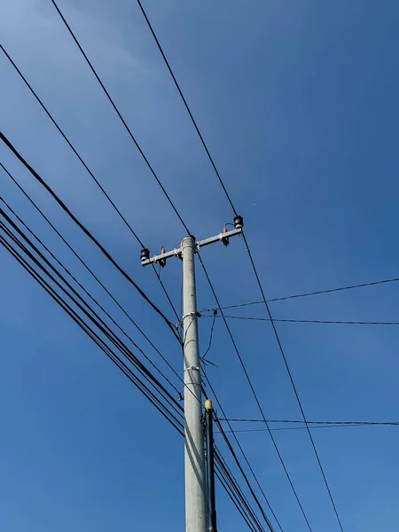 Postes Cables Eléctricos Que Atraviesan Sobre Fondo Azul Brillante Del — Foto de Stock