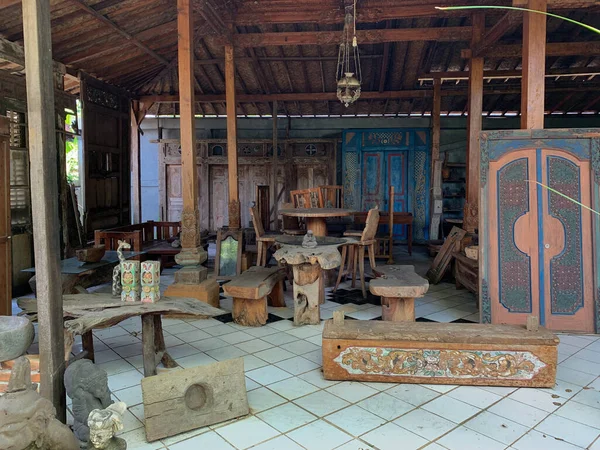 Bir Evde Eski Yıpranmış Mobilya Koleksiyonu — Stok fotoğraf