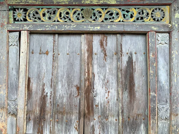 Старая Выветриваемая Деревянная Дверь Коричневого Натурального Цвета Винтажный Фон Старой — стоковое фото