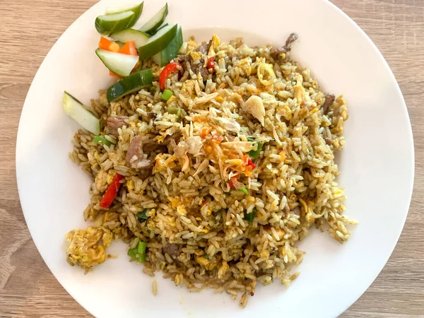 Endonezya 'dan yerel yiyecekler. Kızarmış beyaz pirinç, baharat, sebze ve kuzu ile karıştırılmış. Adı 