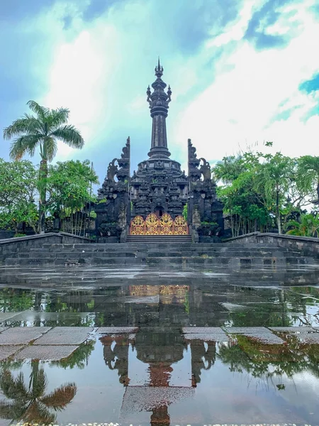 位于巴厘岛的地标城市登巴萨 被称为 Puputan Margarana Renon 的城市公园和被称为 Bajra Sandhi 的钟形建筑物 — 图库照片
