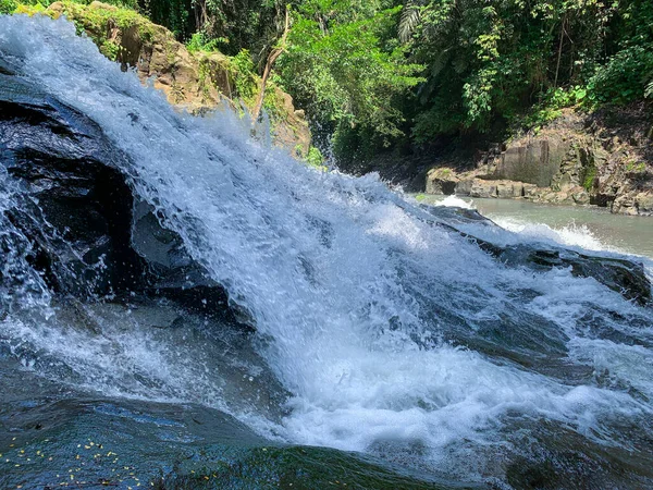 Su, ormanın ortasındaki kayaların arasından akar. Küçük şelale. Doğa hakkında manzara.