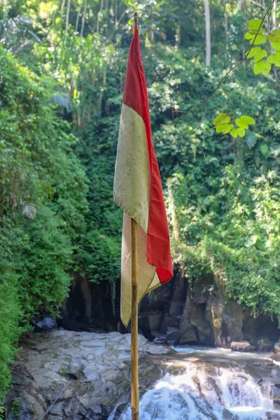 Doğal arka plan (ağaçlar, kayalar ve nehirler) ile Endonezya devletinin ulusal bayrağı. Ulusal tatil ilüstrasyonu için harika.