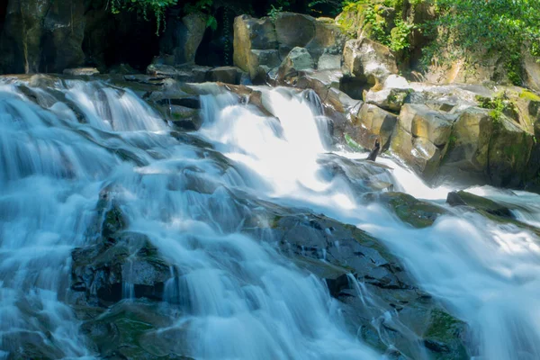 Długi Ujęcie Wody Przepływa Przez Skały Środku Lasu Mały Wodospad — Zdjęcie stockowe