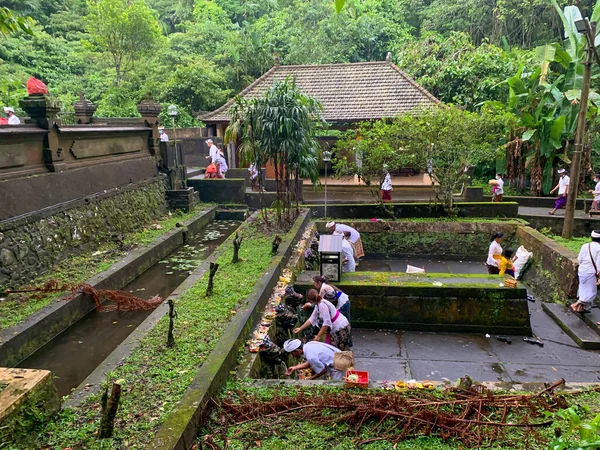 Templo Batukaru Tabanan Bali Indonésia Abril 2021 Pessoas Lavam Mão — Fotografia de Stock