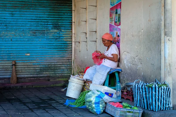 インドネシア バリのクンバサリ市場 2021年4月2日 デンパサールの伝統的な市場で古い女性の売り手 彼はお客さんが来るのを辛抱強く待っていた — ストック写真