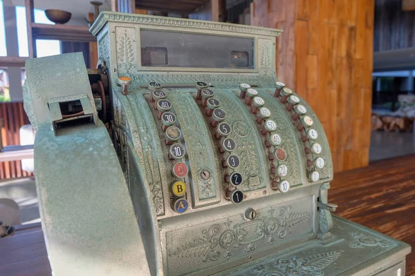 Eski ve antika yazar kasalar iç dekorasyon için kullanılıyordu..