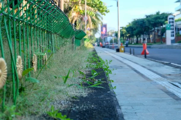 Kuta, Bali, Endonezya (2 Mayıs 2021): Kuta Beach, Bali yakınlarındaki iş sahasında kaldırım.