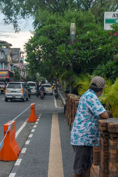 Denpasar Bali Indonesia Ιουνίου 2021 Μεσήλικας Άνδρας Στέκεται Μια Γέφυρα — Φωτογραφία Αρχείου