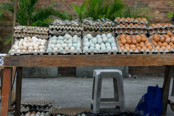 Denpasar, Bali, Endonezya (19 Haziran 2021): Çeşitli yumurta türlerinin geleneksel pazar raflarında sergilenmesi.