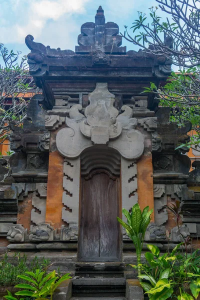 用巴厘雕刻风格的房子的大门 具有巴厘文化特色的砖和石雕门 — 图库照片