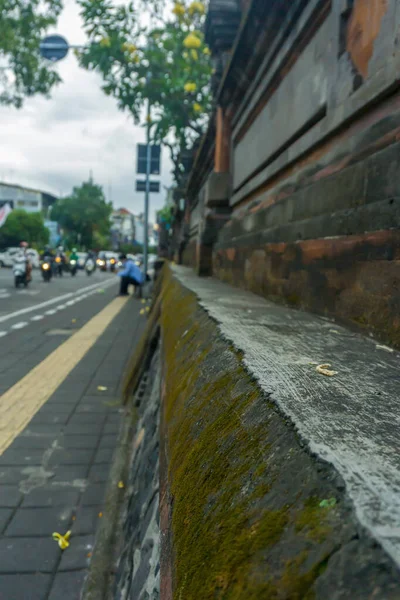 Kumbasari Pazarı, Denpasar, Bali (19 Haziran 2021): Denpasar 'da yolun kenarındaki duvar.