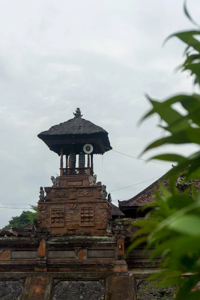 巴厘的建筑物是用砖和巴厘的雕刻建成的 大楼顶部有一个中空的圆木 用来向社区发出信号 Bale Kulkul — 图库照片
