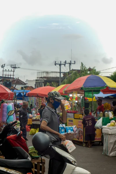 Denpasar, Bali, Endonezya (19 Haziran 2021): Denpasar geleneksel pazarı. Orta yaşlı bir adam kağıt mendil satıyordu..