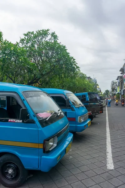 Αγορά Κουμπασάρι Ντενπασάρ Μπαλί Ιουνίου 2021 Μπλε Επιβατικά Αυτοκίνητα Σταθμευμένα — Φωτογραφία Αρχείου