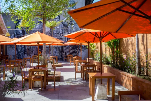 Denpasar, Bali, Endonezya (4 Temmuz 2021): COVID-19 salgını sırasında boş kalan bir restoranın durumu. Endonezya 'daki toplum faaliyetlerine kısıtlamalar