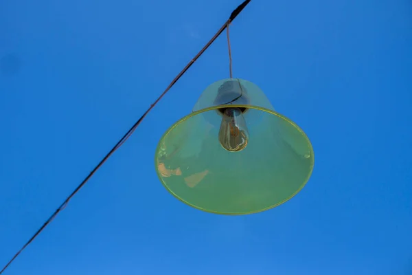 Lámpara Incandescente Con Cables Que Corren Por Encima Ella Fondo — Foto de Stock