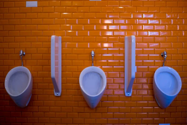 Potje Mannenurinoir Openbare Toiletten Witte Kleur Met Oranje Muren — Stockfoto