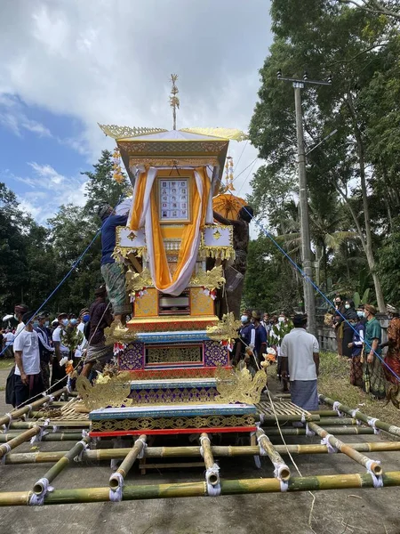 Tabanan, Bali, Endonezya (4 Temmuz 2021): Bali 'de yanan cesetler geçidi. Cennete giden aracın sembolü olarak yapılmış bir 