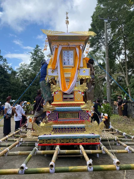 Tabanan, Bali, Endonezya (4 Temmuz 2021): Bali 'de yanan cesetler geçidi. Cennete giden aracın sembolü olarak yapılmış bir 