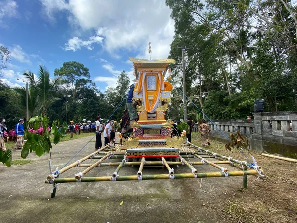 Tabanan, Bali, Endonezya (4 Temmuz 2021): Bali 'de yanan cesetler geçidi. Cennete giden aracın sembolü olarak yapılmış bir 