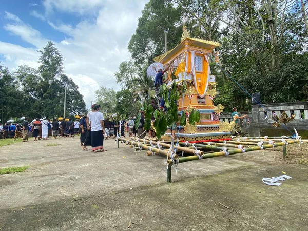Tabanan, Bali, Endonezya (4 Temmuz 2021): Bali 'de yanan cesetler geçidi. Cennete giden aracın sembolü olarak yapılmış bir 