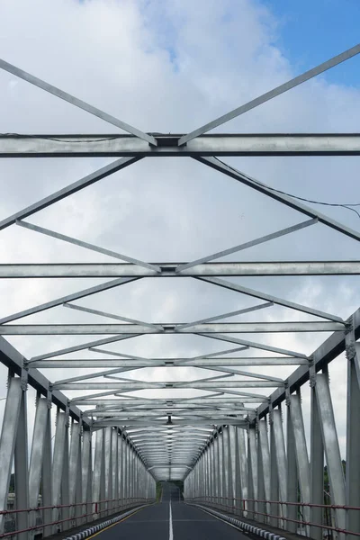 Klungkung, Bali, Endonezya (10 Temmuz 2021): Bali 'nin Klungkung kentinin simgesi. Yeh Unda Nehri Köprüsü (Tukad Yeh Unda) Sabah.