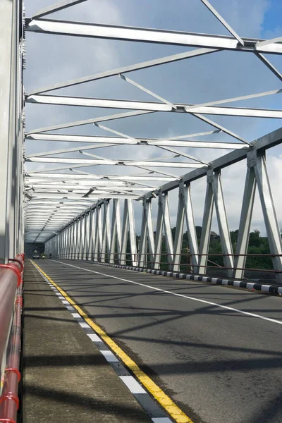 Klungkung, Bali, Endonezya (10 Temmuz 2021): Bali 'nin Klungkung kentinin simgesi. Yeh Unda Nehri Köprüsü (Tukad Yeh Unda) Sabah.