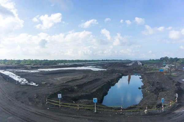 Kuzey Klungkung, Bali 'de bir şantiye manzarası.