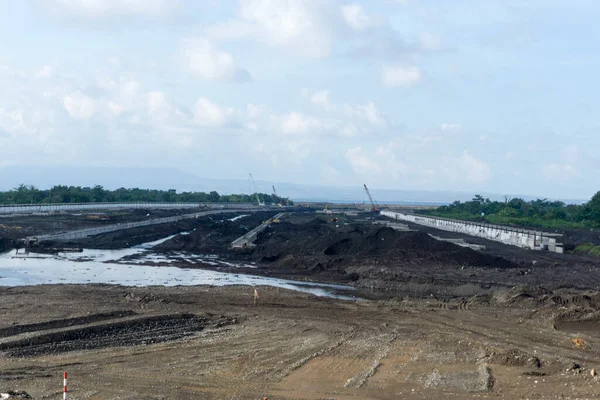 Kuzey Klungkung, Bali 'de bir şantiye manzarası.
