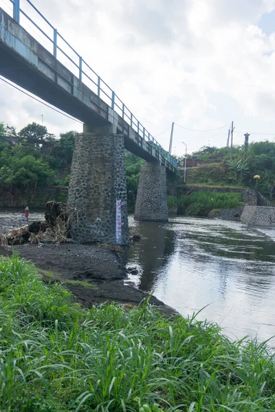 Yeh Unda nehri üzerindeki baraj ve köprü manzarası, Klungkung.