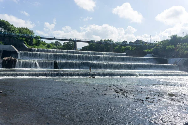Bali 'nin Klungkung şehrinin simgesi. Bali adasının doğusundaki baraj ve nehir manzarası. Adı 