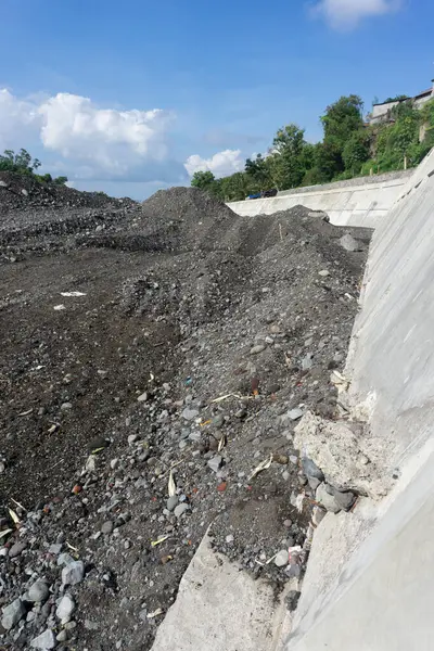 İnşaat alanı taş ve kum yığınlarıyla dolu.