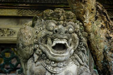 Bali 'deki Ubud Sarayı' ndaki süslü heykelin (muhafız heykeli) yakın görüntüsü.