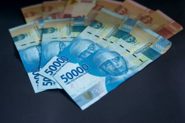 Siyah arka planda Endonezya rupiası. Ekonomi konsepti için. Bozuk para çizimi. Fiat parası. 50 bin rupi.