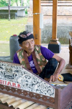 Gianyar, Bali (21 Ağustos 2022): Gamelan Rindik adında yaşlı bir adam Balili bir müzik aleti çalıyor.