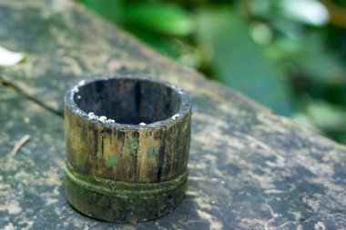 Bambudan yapılmış kül tablasının yakın görüntüsü.