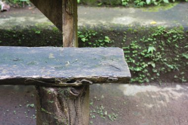 Tahta bloklardan yapılmış bir sandalye.