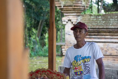 Gianyar, Bali (21 Ağustos 2022): Gamelan Rindik adında yaşlı bir adam Balili bir müzik aleti çalıyor.
