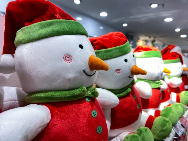 Лялька Сніжка Ряд Сніжок Ляльок Полиці Магазину Привітання Різдвом Новорічна — стокове фото