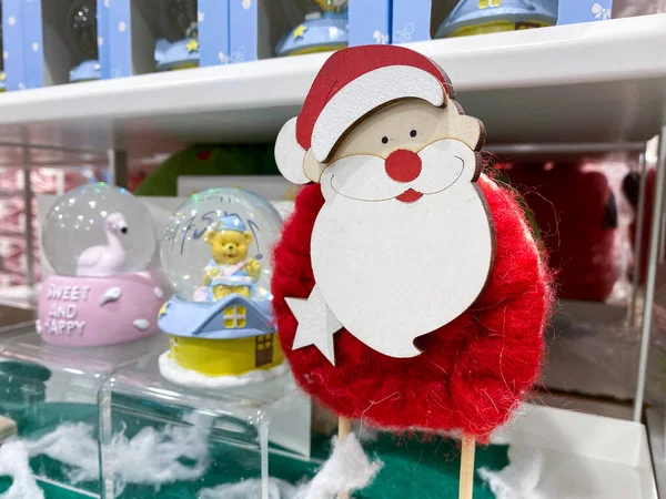 Лялька Санта Клауса Ряди Ляльок Santa Claus Полиці Магазину Привітання — стокове фото