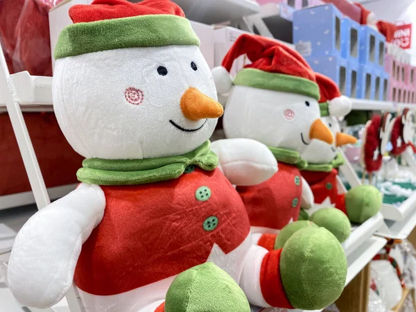 Лялька Сніжка Ряд Сніжок Ляльок Полиці Магазину Привітання Різдвом Новорічна — стокове фото