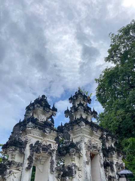 Vista Baixo Com Fundo Céu Templo Bali Feito Pedra Natural — Fotografia de Stock